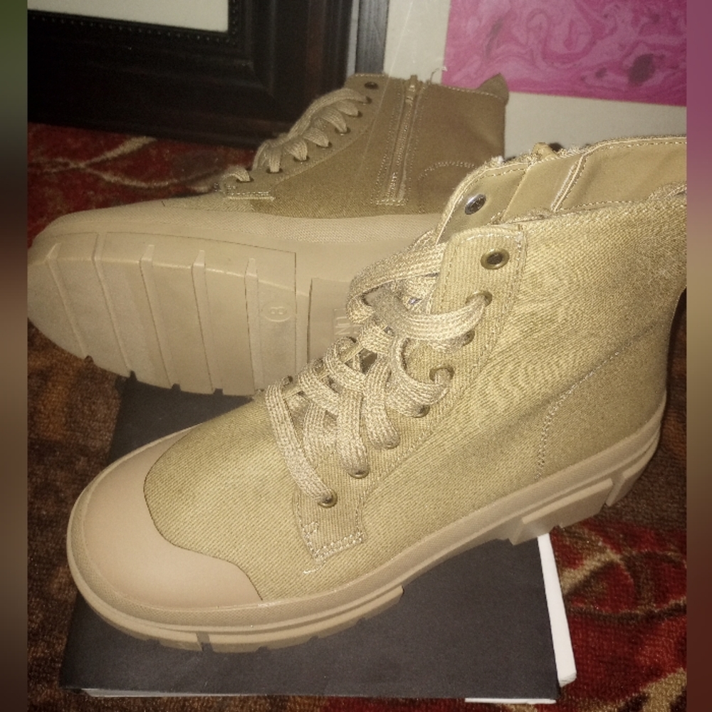 Boots - Picture 5 of 8